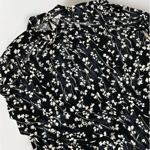 Womens Cato Blouse  Size 18/20 W Floral Black Off white Floral Keyhole Slit Neck